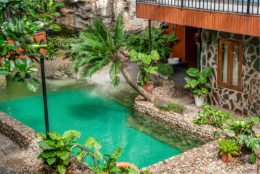 Hồ Bơi Dưới Chân Thác